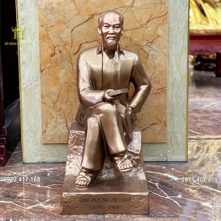 Tượng Bác Hồ ngồi đọc sách bằng đồng đỏ